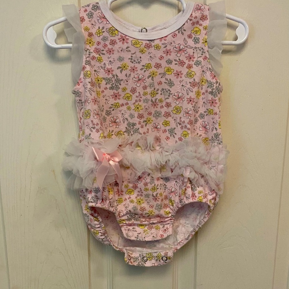 Super cute one piece baby girl outfit.